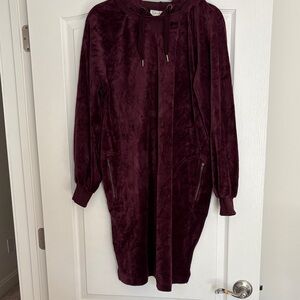 Jessica Simpson Maternity Long Sleeve Velour Hooded Dress in Deep Wine